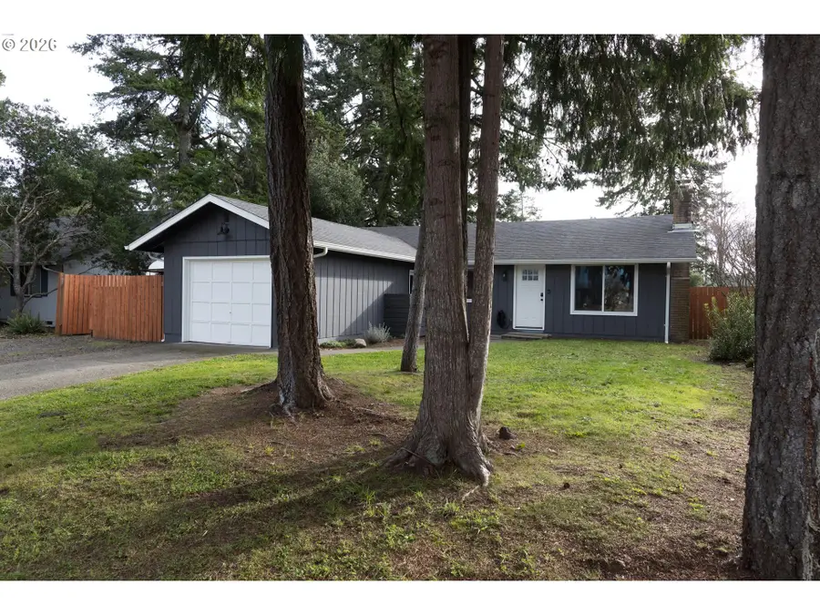 2040 20th St, Florence, OR 97439 - Image #2