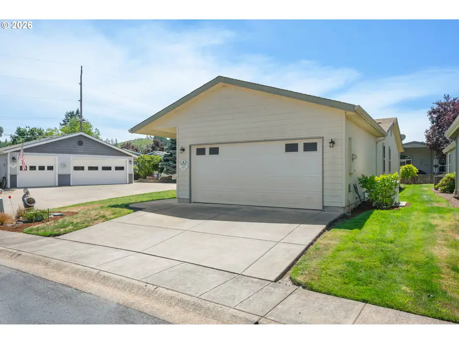 167 Village Dr, Cottage Grove, OR 97424 - #2