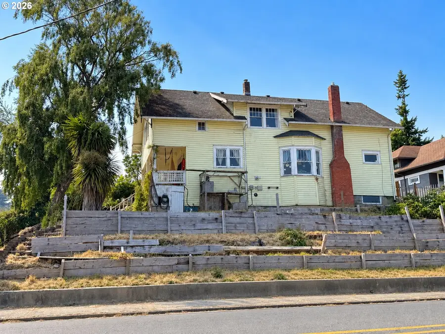 414 Hall Ave, Coos Bay, OR 97420 - #2