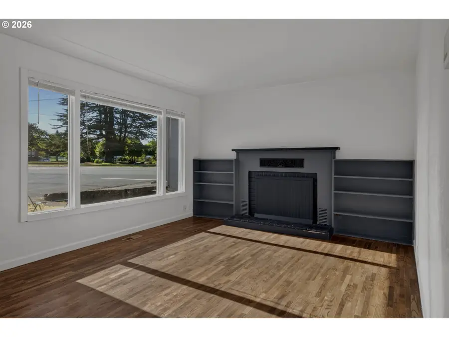 631 W Union St, Roseburg, OR 97471 - #2
