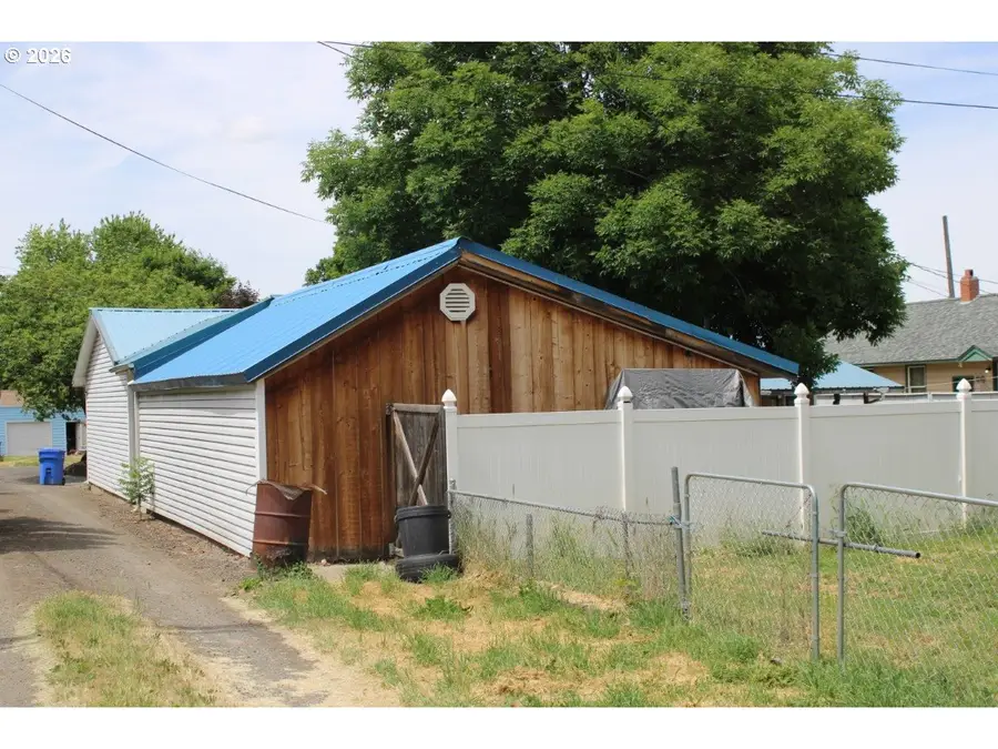 335 N 4th St, Athena, OR 97813 - #2