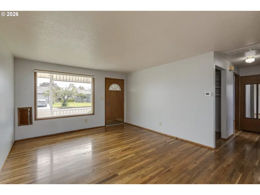 2043 Sallal Rd, Woodburn, OR 97071 - #2