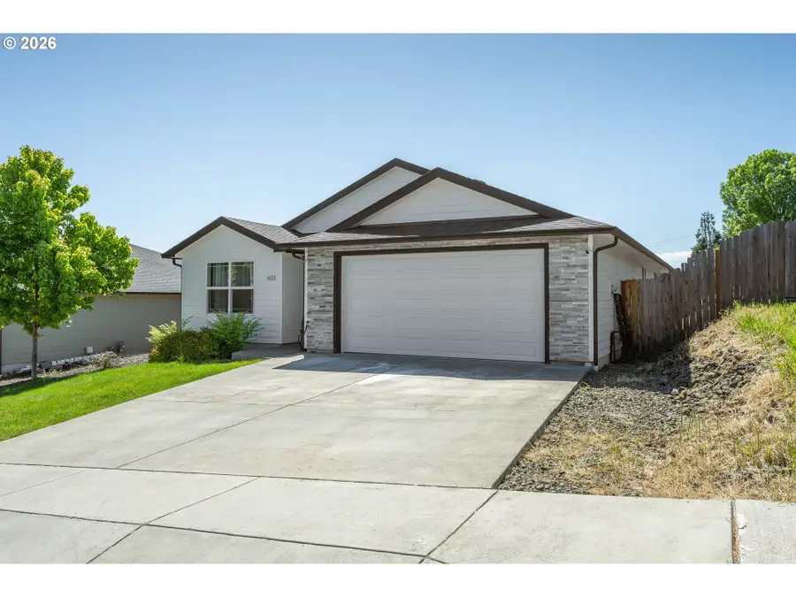 601 SE Rose Ridge Dr, Winston, OR 97496 - #3