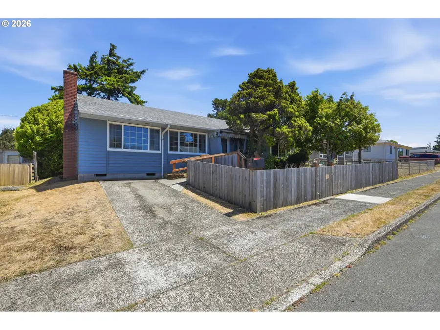 1669 Johnson St, North Bend, OR 97459 - #2