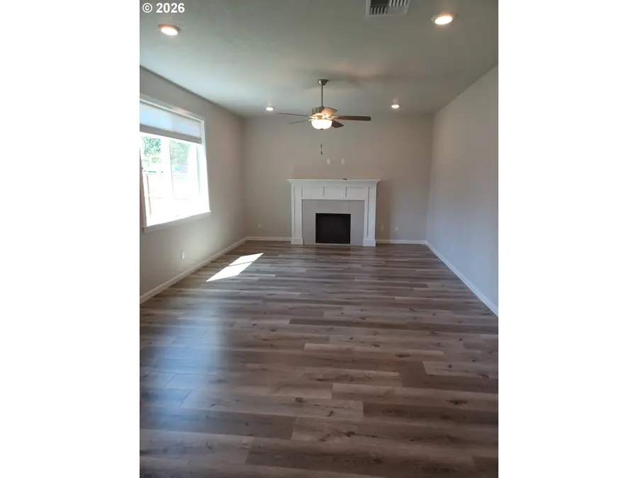 745 E Wilson St, Carlton, OR 97111 - #3