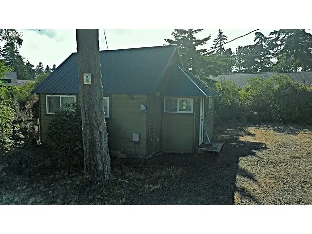 1425 Pine St, Florence, OR 97439 - #3