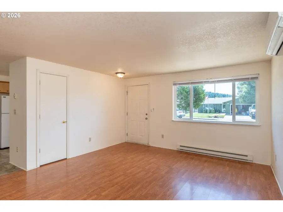 211 Valley Ct, Sutherlin, OR 97479 - #2