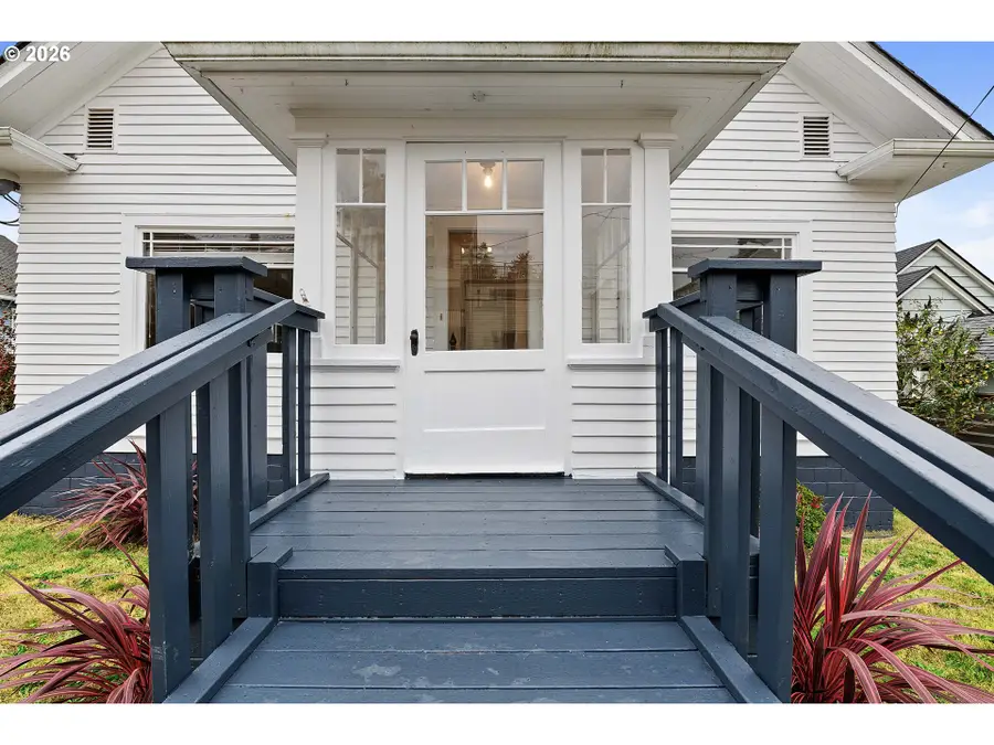 1358 Parker Pl, Astoria, OR 97103 - #2