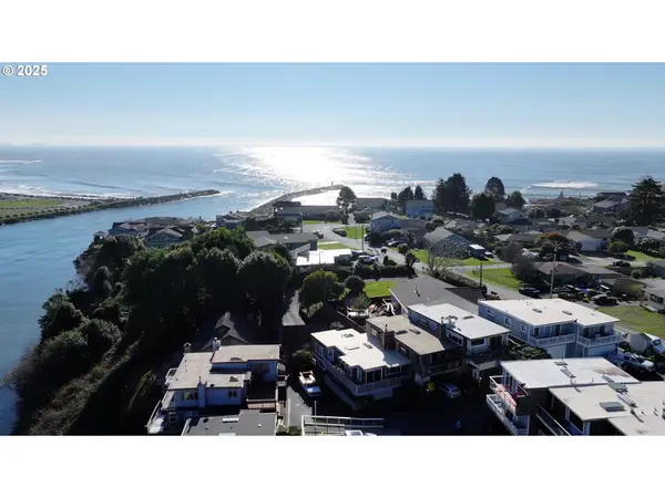 222 Del Norte Ln #8, Brookings, OR 97415