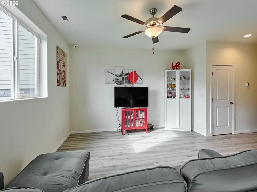1986 NW 23rd St, McMinnville, OR 97128 - #3
