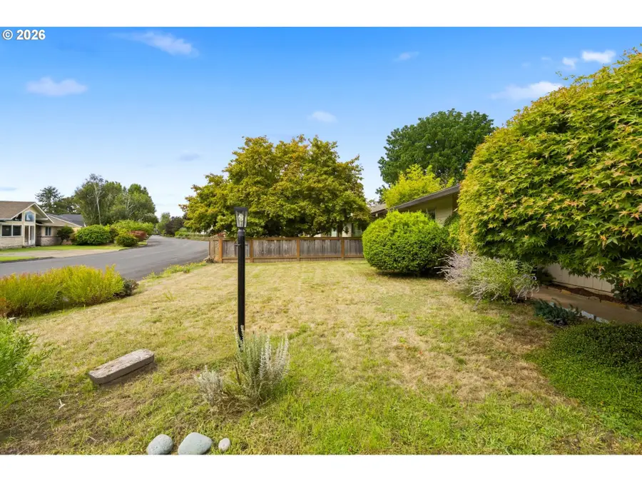 9460 SW Bayou Dr, McMinnville, OR 97128 - #2