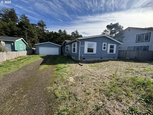 1209 NW Bayshore Dr, Waldport, OR 97394