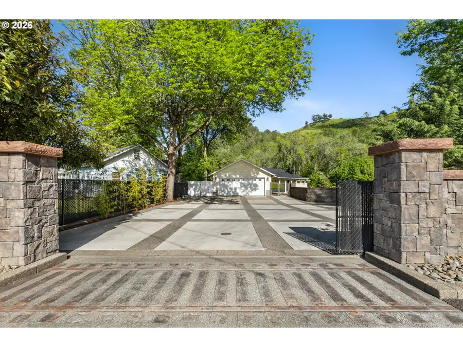 4081 NE Douglas Ave, Roseburg, OR 97470 - #2