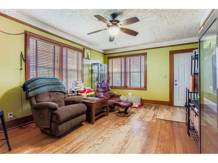 9233 SE Mitchell St, Portland, OR 97266 - Image #2