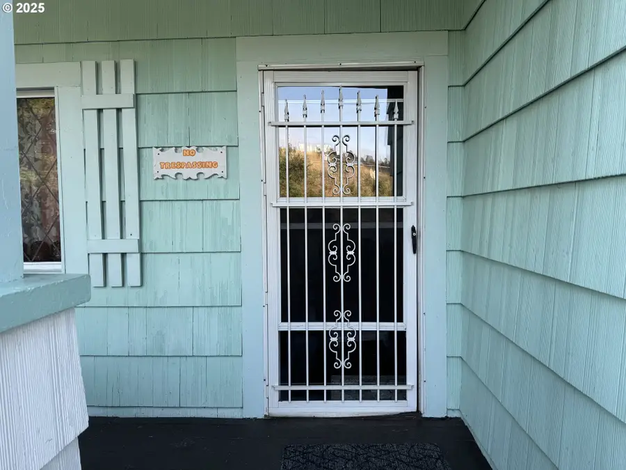 884 S 7th St, Coos Bay, OR 97420 - #2