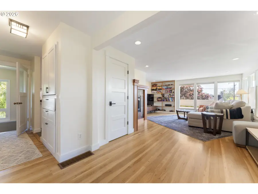 1198 Winsor Ave, North Bend, OR 97459 - #3