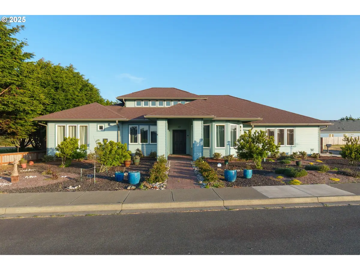 557 Shearwater Cir, Bandon, OR 97411 - Image #1