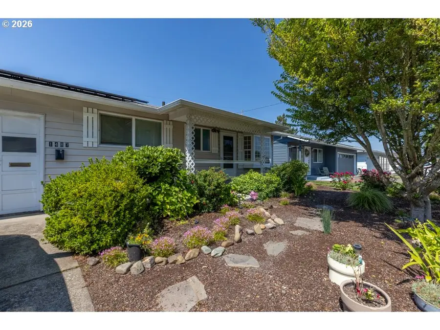 1487 Walton Way, Woodburn, OR 97071 - #2