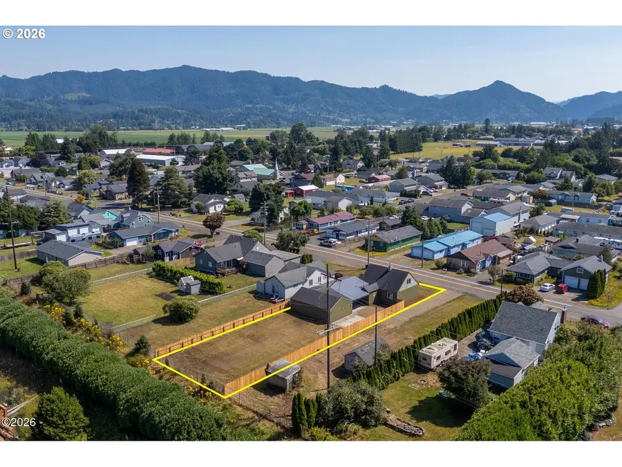 606 Evergreen Dr, Tillamook, OR 97141 - #3
