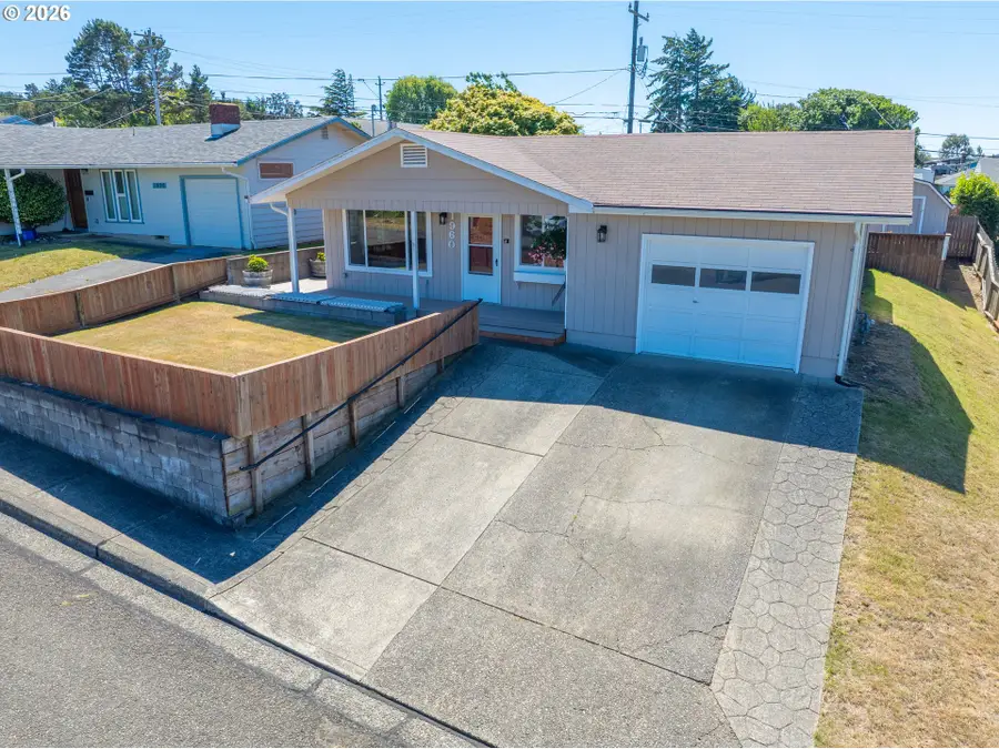 1960 Lincoln St, North Bend, OR 97459 - #3