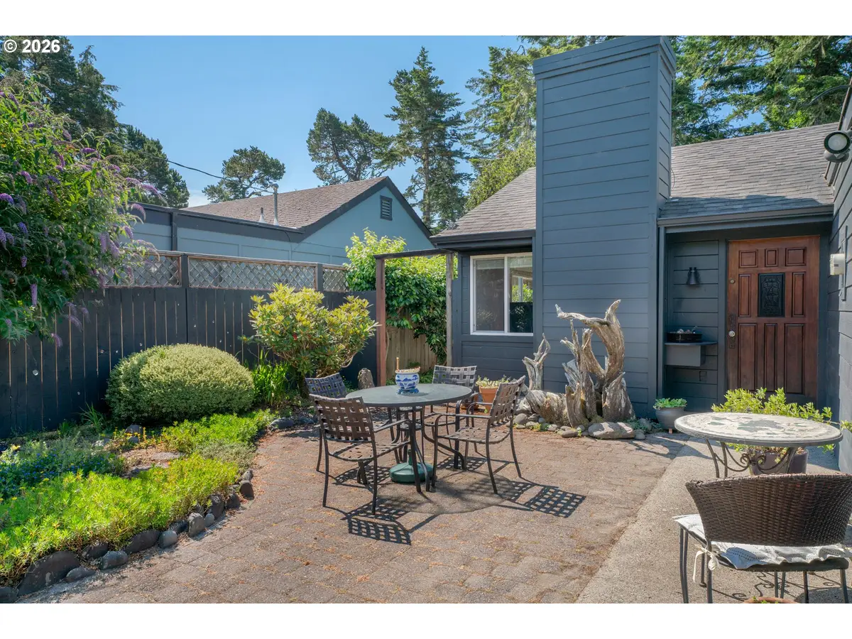 1250 9th St, Florence, OR 97439 - #1
