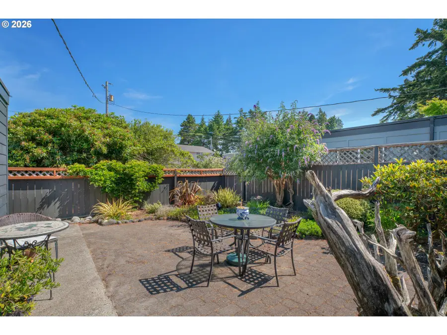 1250 9th St, Florence, OR 97439 - #3