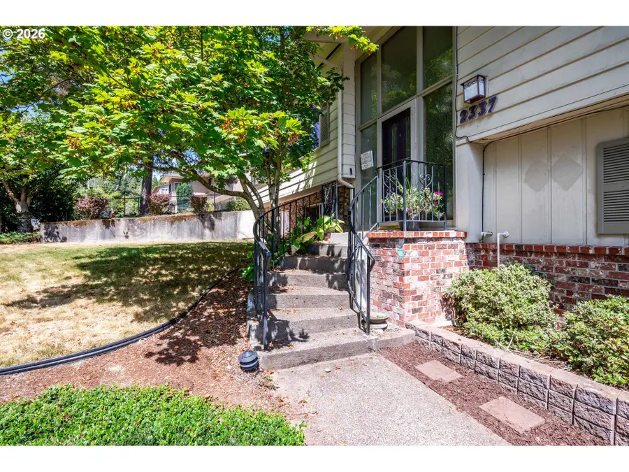 2337 W Hills Dr, Longview, WA 98632 - #2