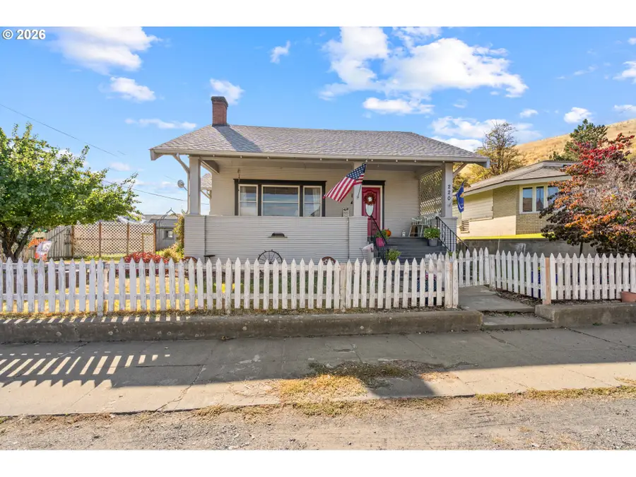 220 W Center St, Heppner, OR 97836 - #3