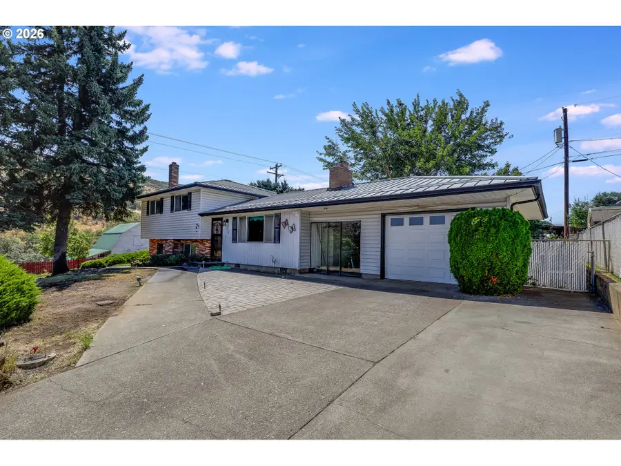 1004 Maple St, Chenoweth, OR 97058 - #3