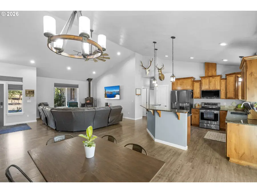 491 Oakwood Dr, Oakland, OR 97462 - #3