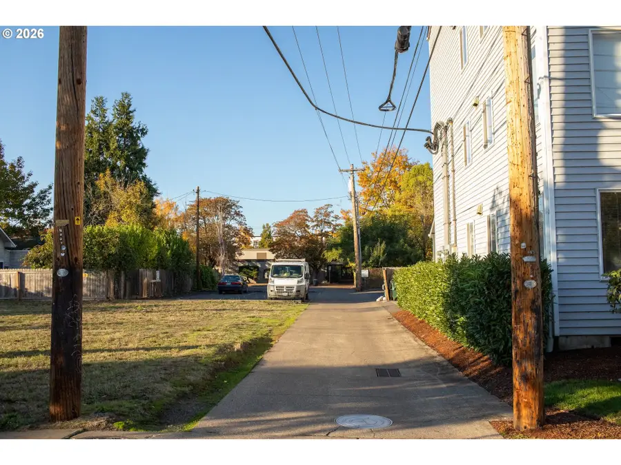 W 15th Olive Alley, Eugene, OR 97401 - #3