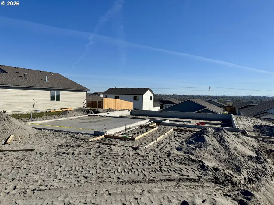 872 E Kinsley Ave, Hermiston, OR 97838 - #2