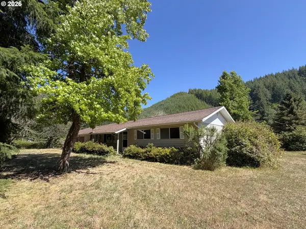 10082 Lone Pine Ln, MyrtlePoint, OR 97458