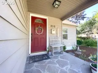 255 W Fairfield St, Gladstone, OR 97027 - #2