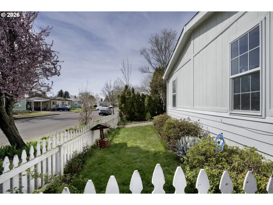 538 Lochaven Ave, Springfield, OR 97477 - #3