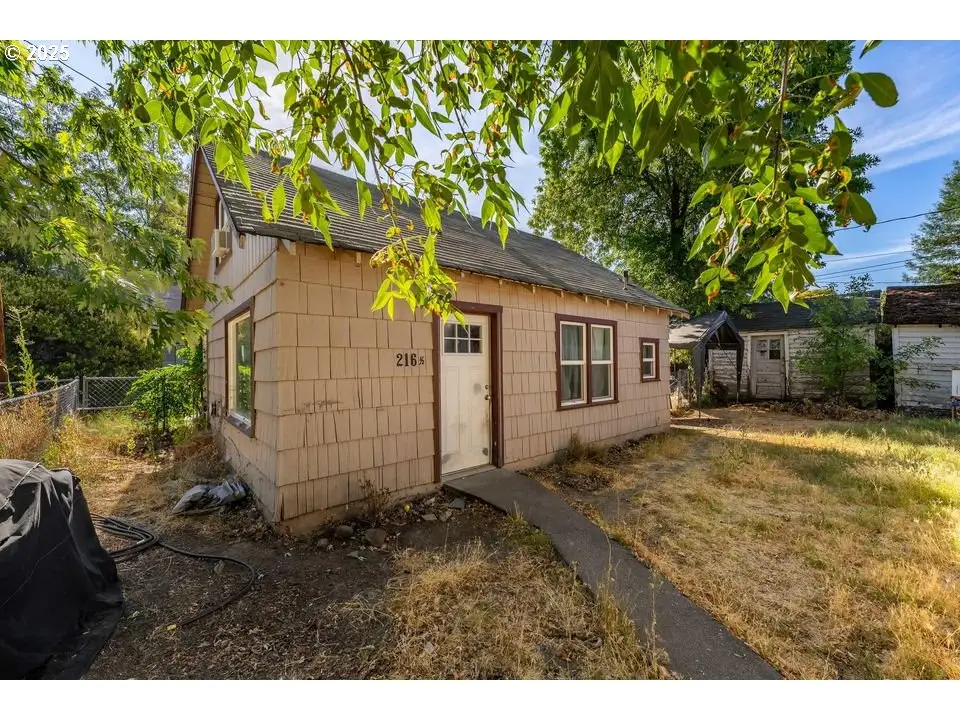 214 N Peach St, Medford, OR 97501 - Image #1