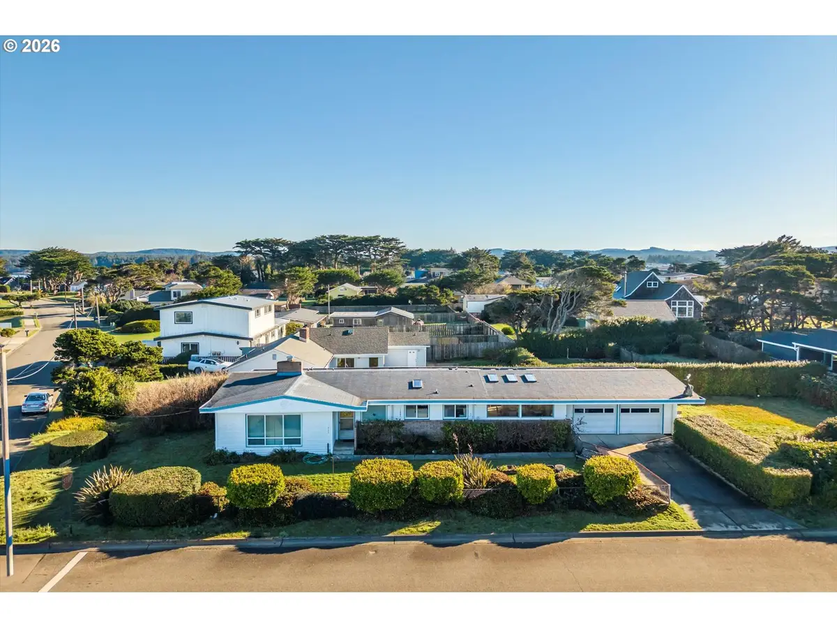 615 Jackson Ave Sw, Bandon, OR 97411 - Image #1