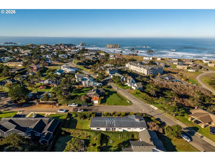 615 Jackson Ave Sw, Bandon, OR 97411 - Image #3