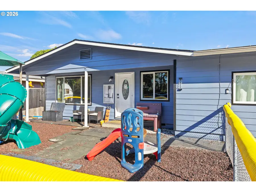 1617 Arthur St, North Bend, OR 97459 - #3