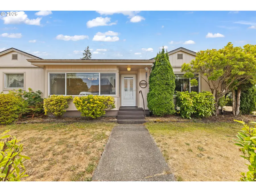1095 W 11th St, Coquille, OR 97423 - #2