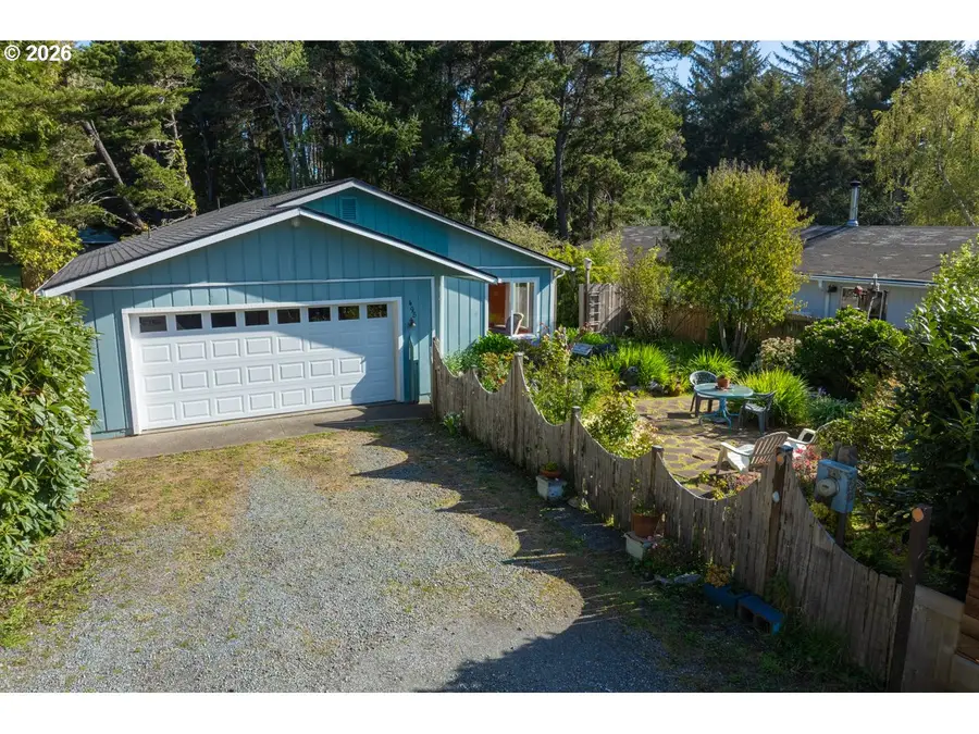 498 Lexington Ave Ne, Bandon, OR 97411 - #3