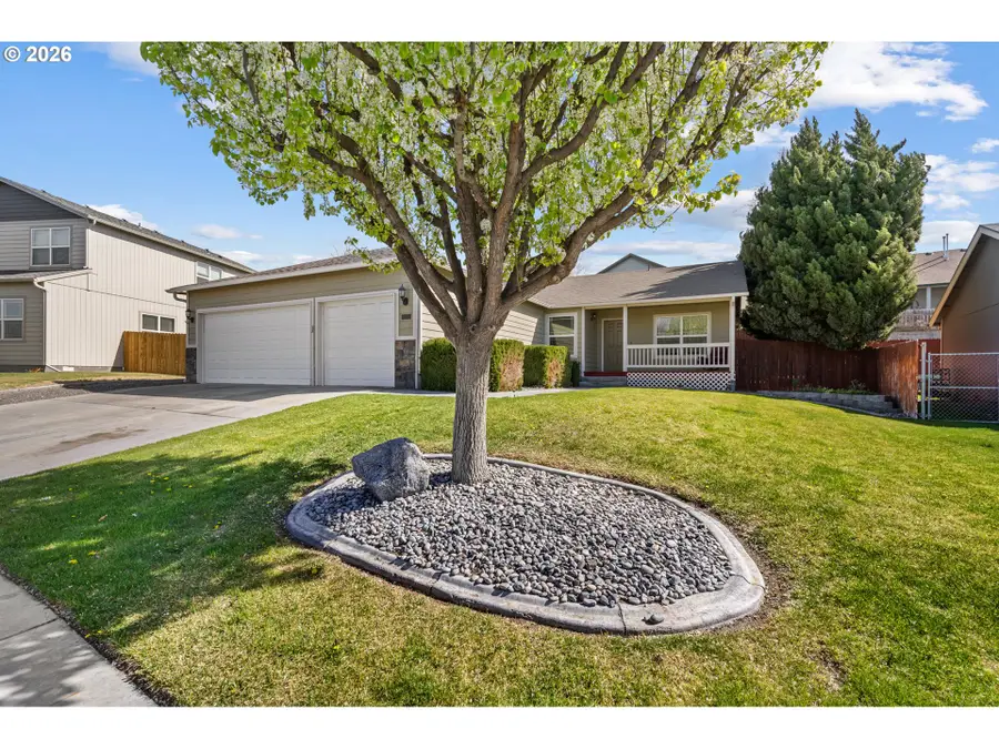 2216 NW Eucalyptus Dr, Hermiston, OR 97838 - #2