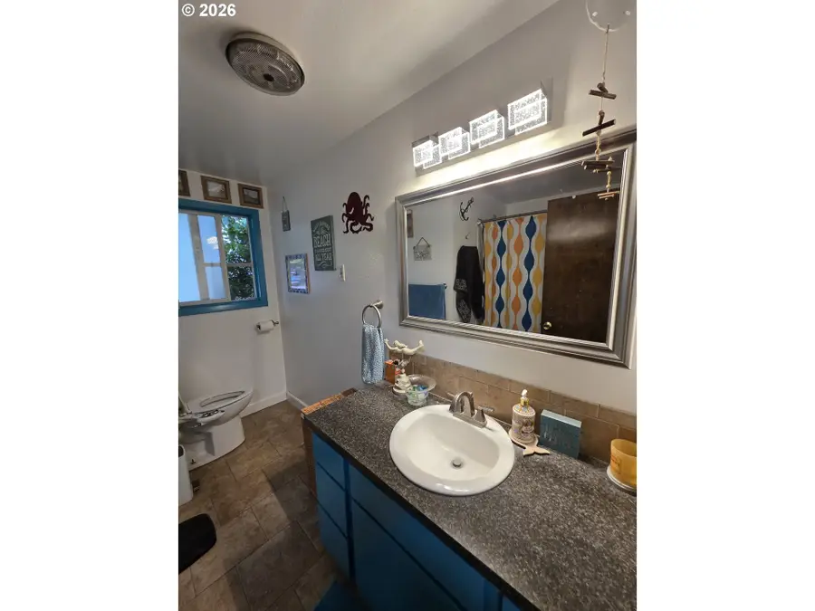 519 E 7th St, La Center, WA 98629 - #2