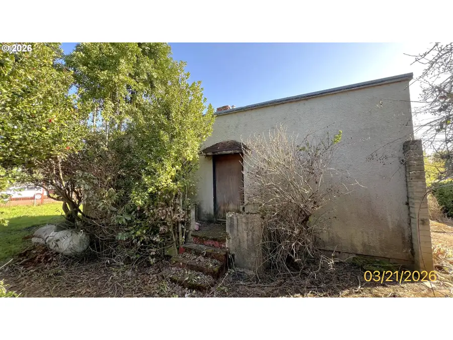 806 Railroad Ave, Myrtle Point, OR 97458 - #3