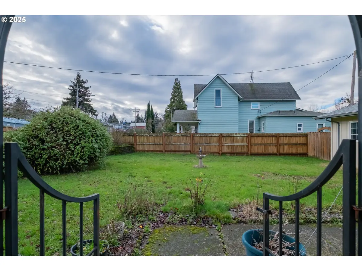 905 Ash St, Brownsville, OR 97327 - Image #1