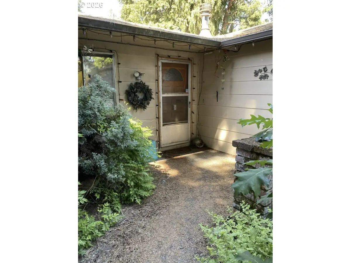 658 W Fairview Dr, Springfield, OR 97477 - #1