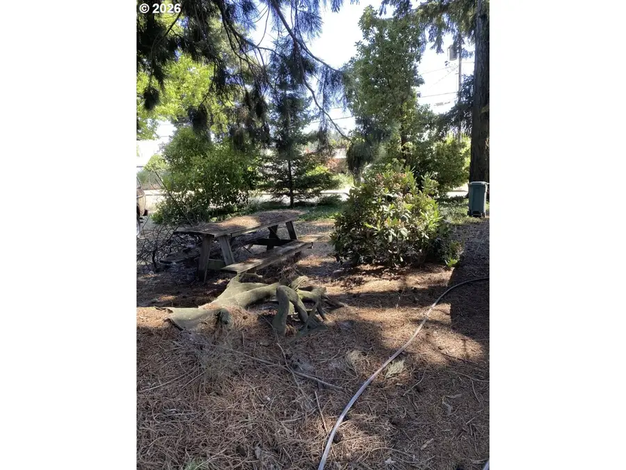 658 W Fairview Dr, Springfield, OR 97477 - #2