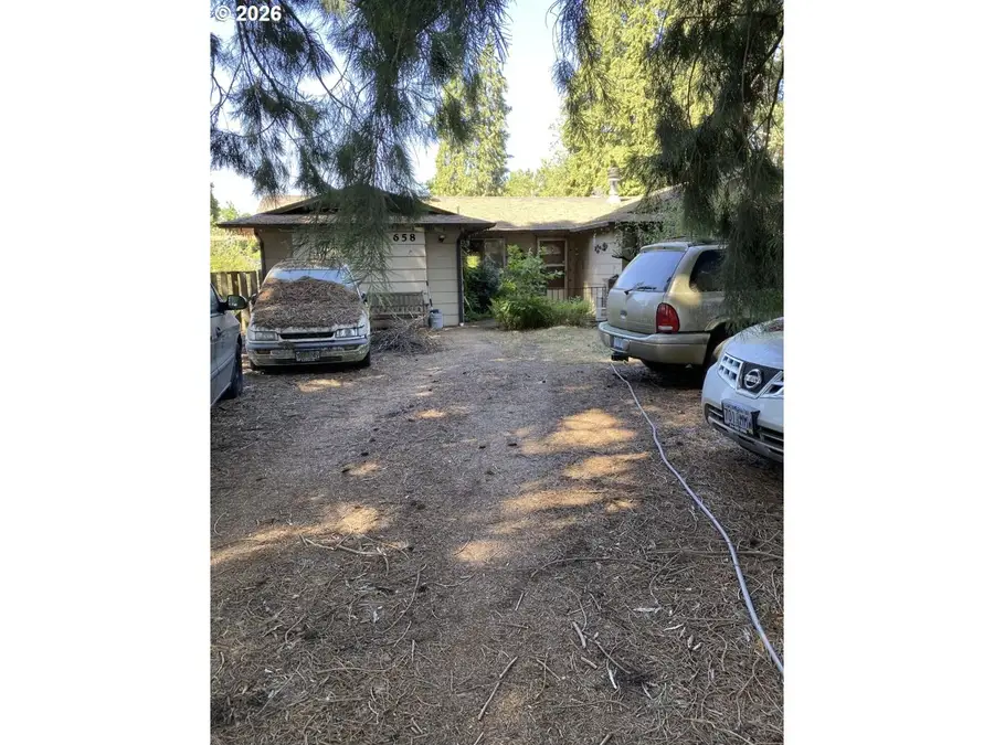 658 W Fairview Dr, Springfield, OR 97477 - #3