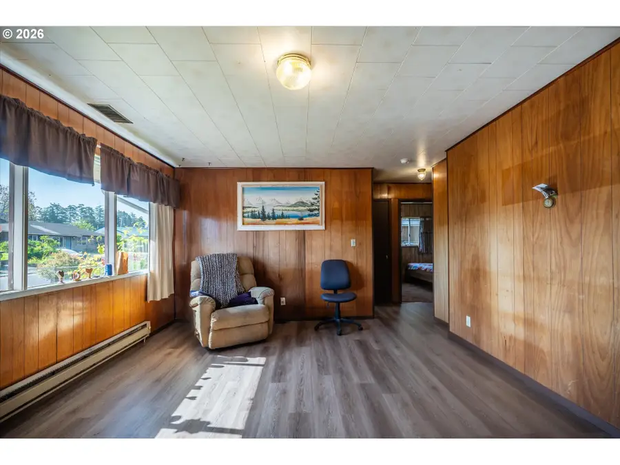 1726 Johnson St, North Bend, OR 97459 - #2