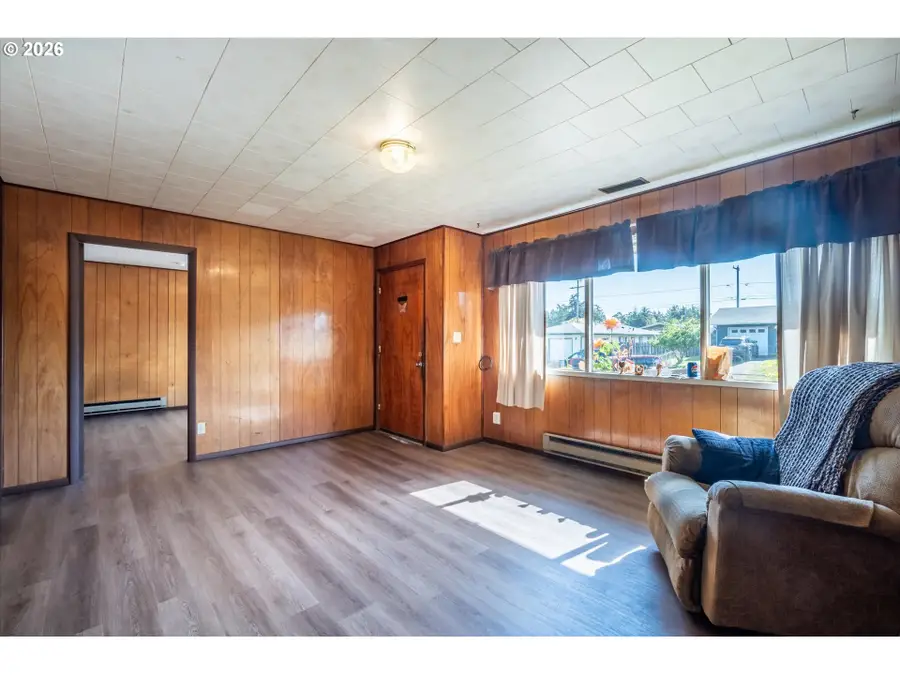 1726 Johnson St, North Bend, OR 97459 - #3